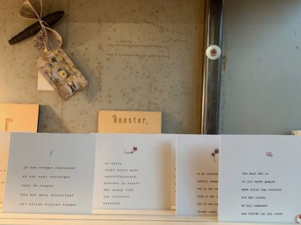 Gedichtkaarten en keramieken vogeltjes